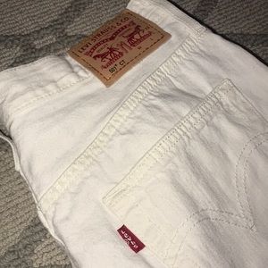 White Levi’s ⭐️⭐️